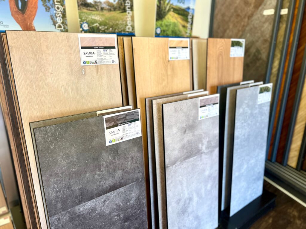 Muster von Korkfertigparkett in Steinoptik und Holzoptik