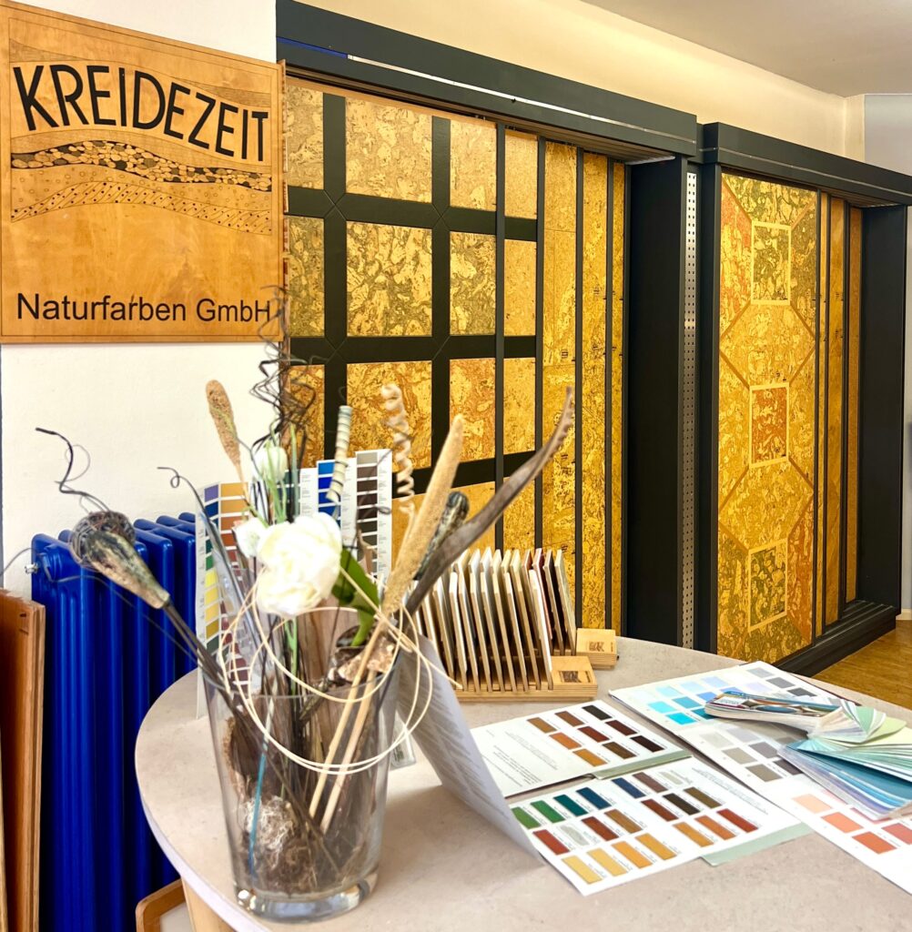 Studiobereich für Naturfarben von Kreidezeit mit Wandmustern und Farbkarten