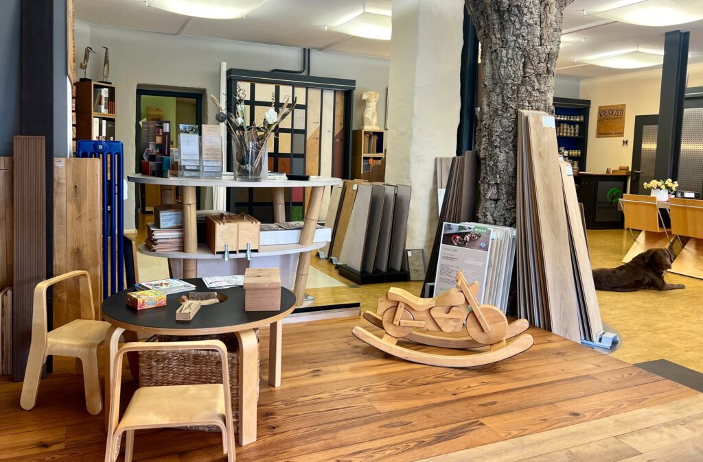 Ausstellung im Naturo Studio Karlsruhe mit Holzböden, Korkböden und Beratungstisch
