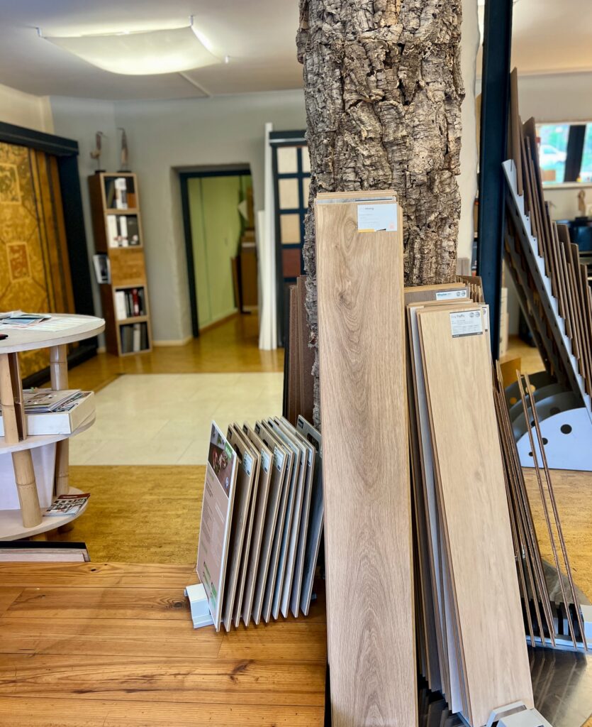 Stamm einer Korkeiche zwischen Bodenmustern in der Naturo Ausstellung